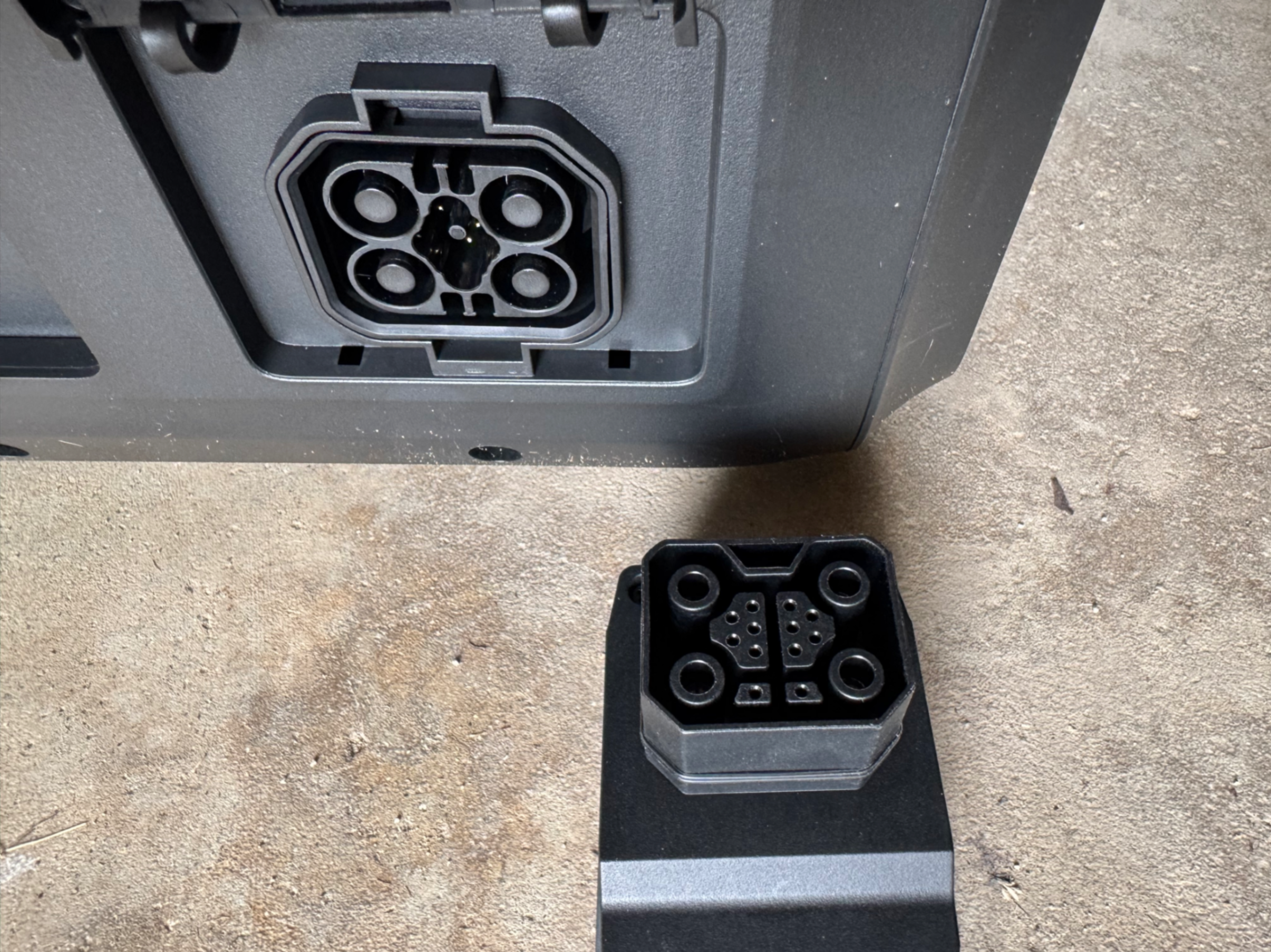 Ecoholics early previews of TITAN 5K+ with SHP10 - battery port